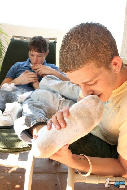 twink sniffing friend's dirty socks